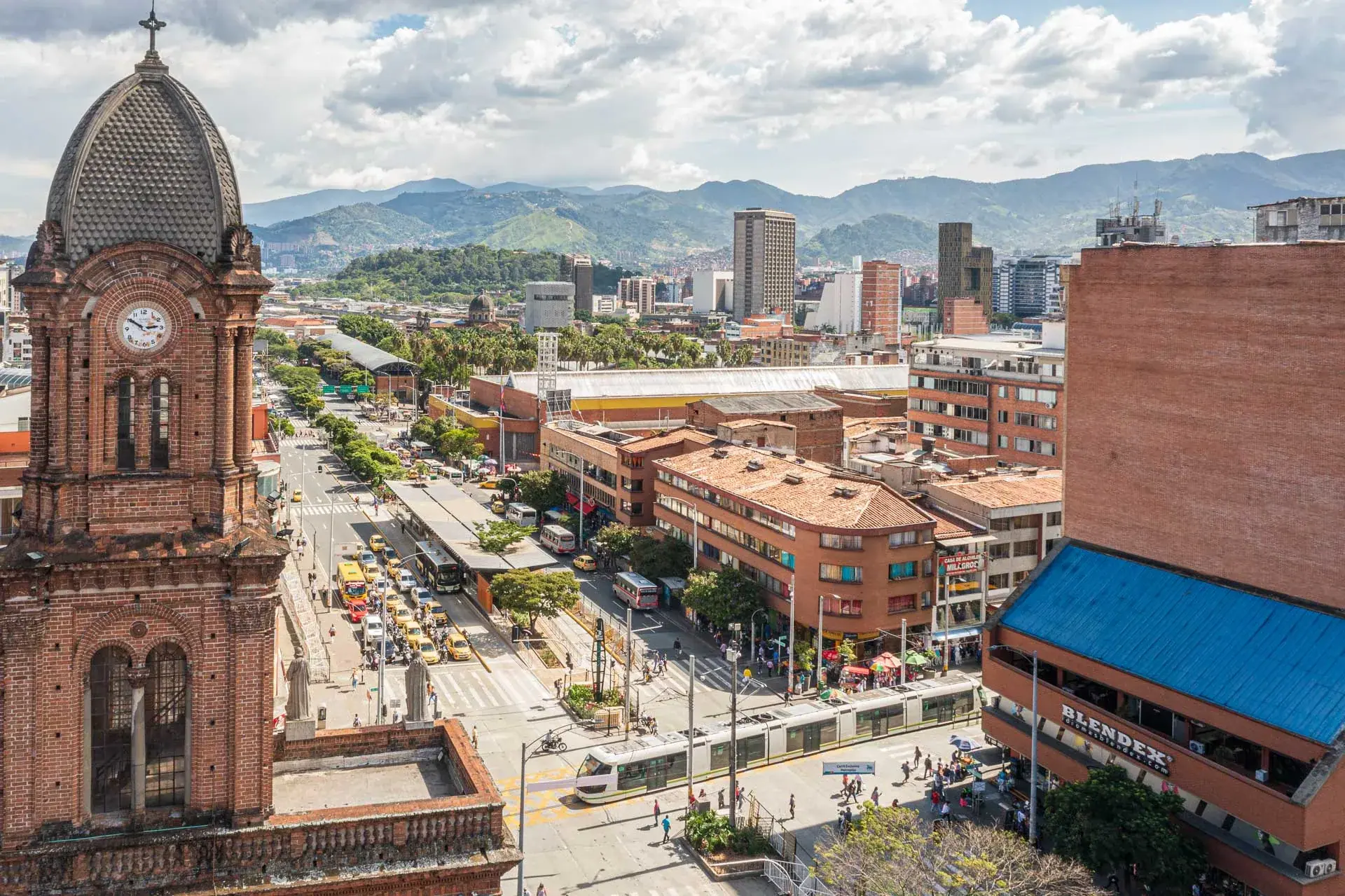 Perspectiva peatonal de la Ecoestación y su relación con el mobiliario urbano.